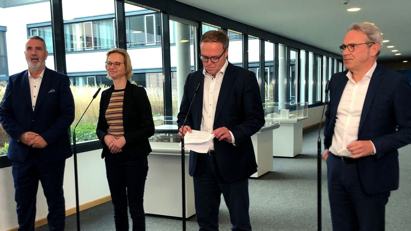 Co-Landesvorsitzender des BSW, Steffen Schütz, Katja Wolf, BSW-Fraktionschefin, CDU-Fraktionschef Mario Voigt und Georg Maier Thüringer SPD-Parteichef (von links nach rechts): Die Parteien wollen Koalitionsgespräch führen.