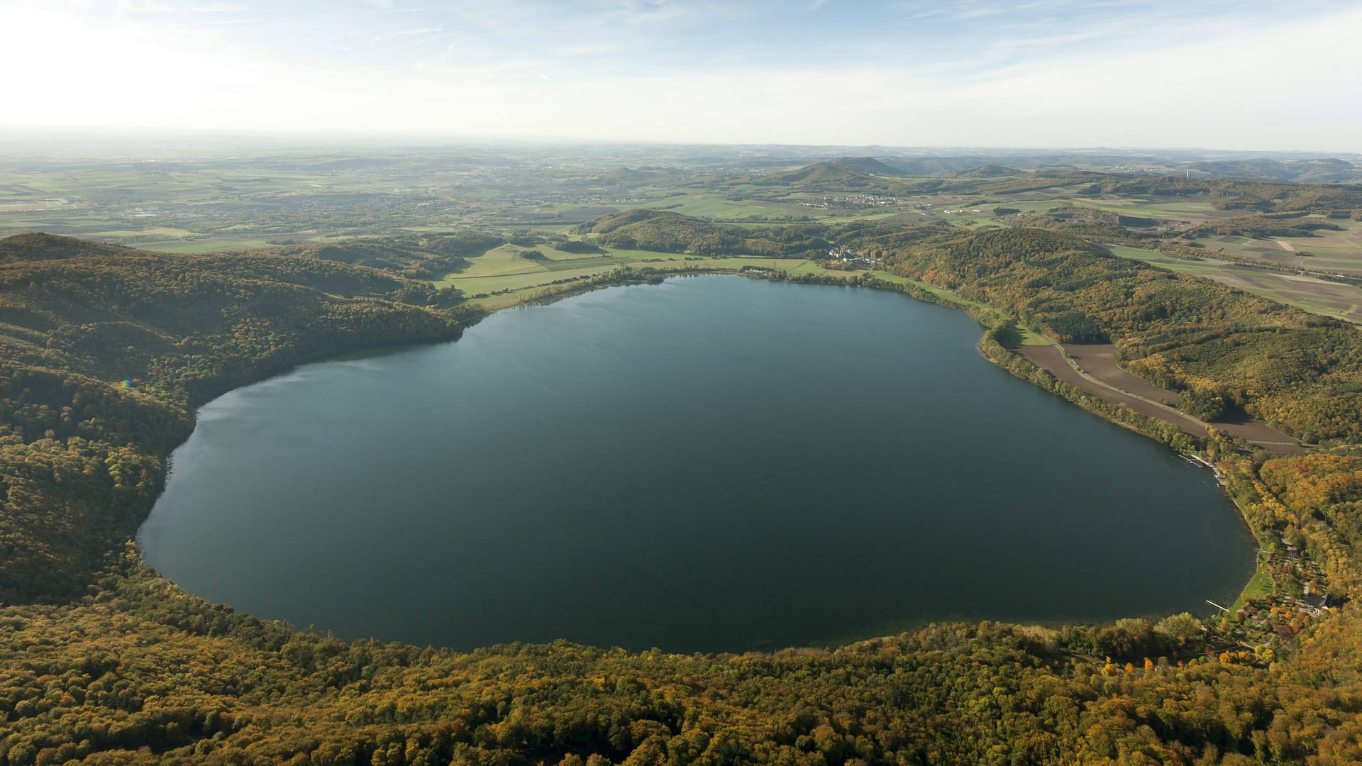 Der Laacher See nahe Koblenz. Der Laacher See nahe Koblenz.