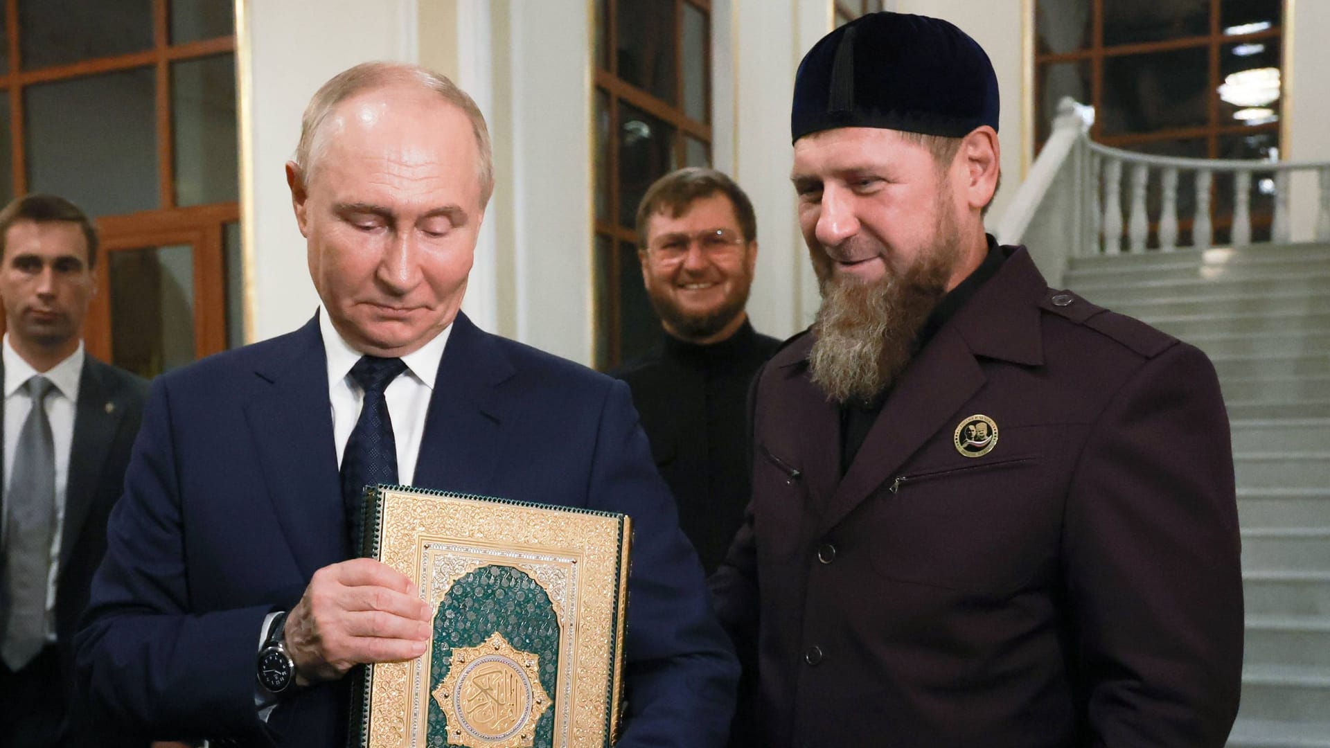 Der russische Präsident Putin (links) und der tschetschenische Machthaber Ramsan Kadyrow: Der Kaukasus-Herrscher hat russischen Abgeordneten gedroht.