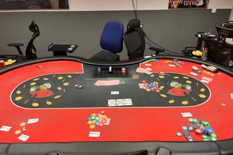 Chips und Karten liegen auf dem Pokertisch: Die Polizei ermittelt wegen des Verdachts des Veranstaltens eines illegalen Glücksspiels.