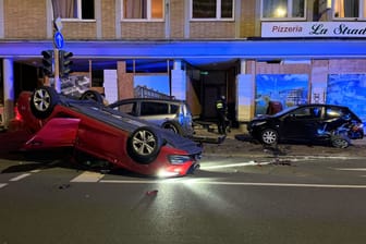 Das Fahrzeug des 25-Jährigen: Es hatte sich auf der Rathausstraße in Stolberg überschlagen.