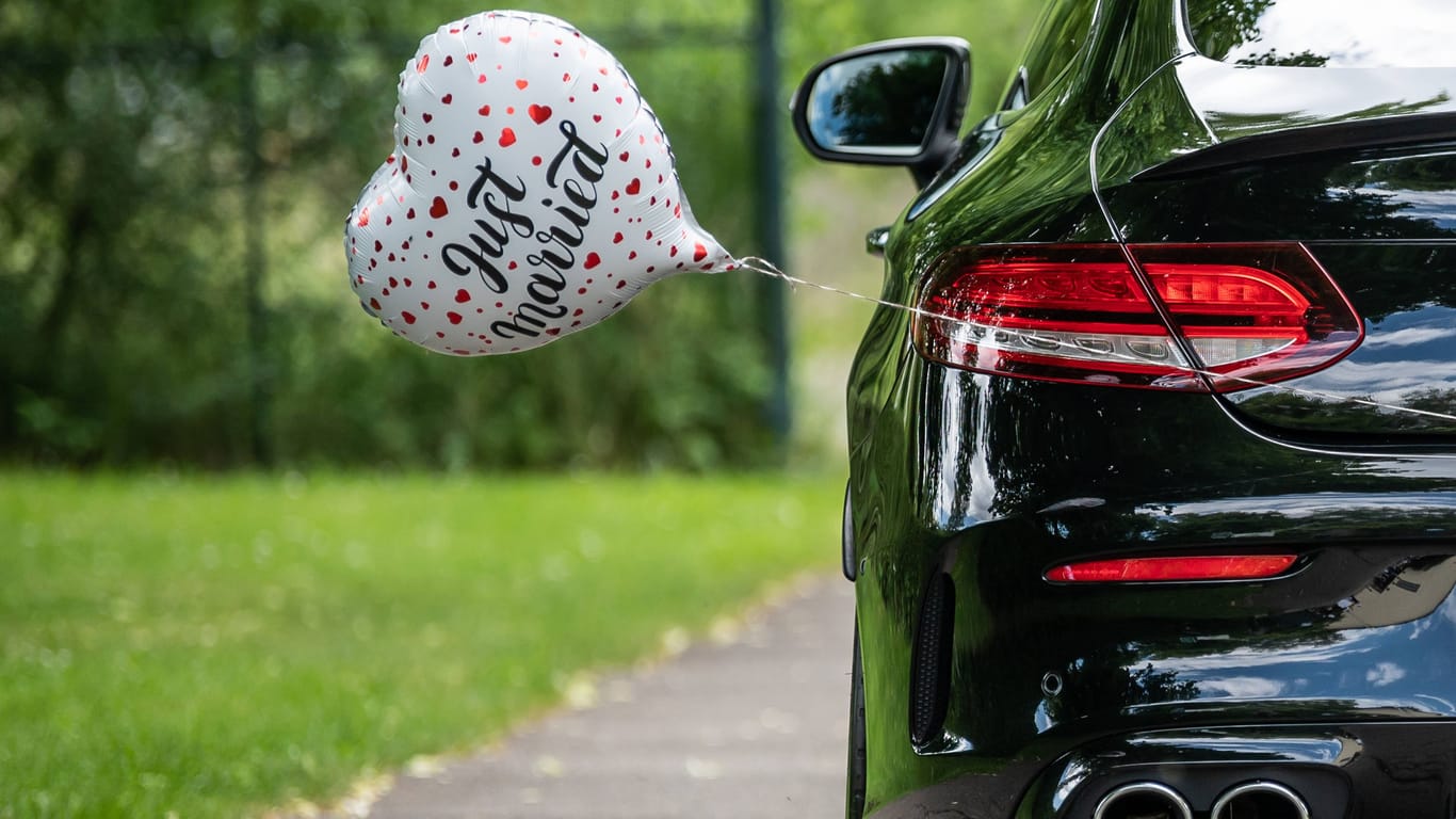 Ein Herz-Luftballon mit der Aufschrift "Just Married" hängt an einem Auto (Symbolbild): Ein Hochzeitskorso hat in Delmenhorst Ärger verursacht.