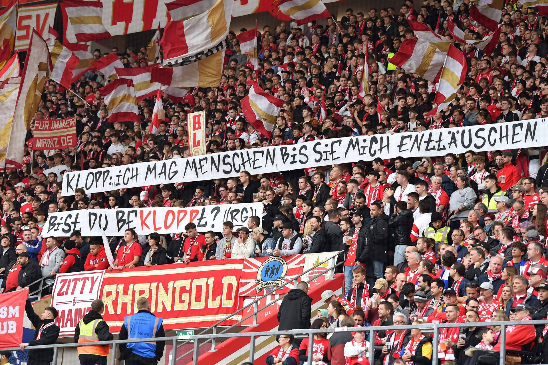 Mainzer Fans: Sie zeigen ein Spruchbanner gegen Jürgen Klopp.