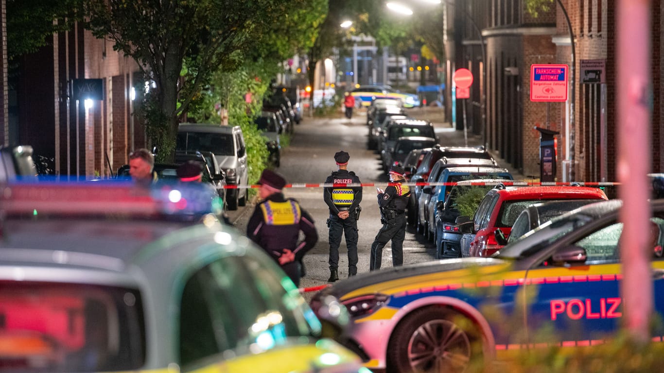 Polizeieinsatz am Herrengraben am Sonntagabend in Hamburg.