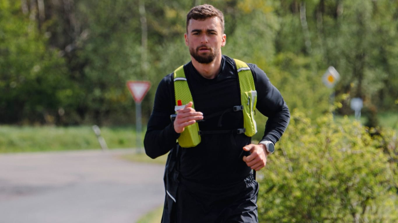 Arda Saatçi läuft durch Deutschland: An 74 Tagen lief der gebürtige Berliner jeweils einen Marathon, an manchen Tagen sogar mehr.