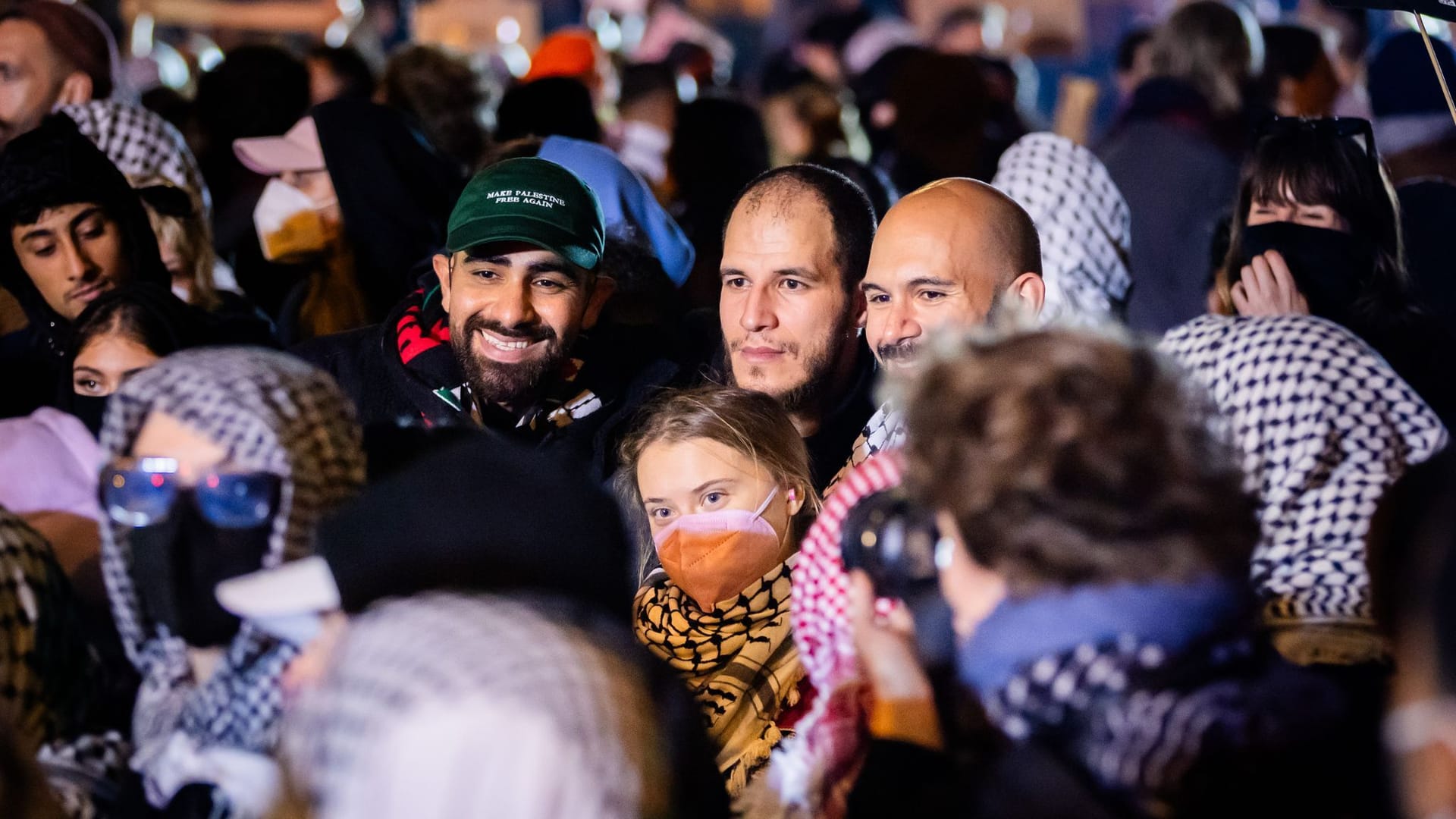 07.10.2024, Berlin: Greta Thunberg (M), schwedische Aktivistin, nimmt an einer propalästinensischen Kundgebung unter dem Motto «Solidarität mit Palästina» am Jahrestag des Hamas-Angriffs auf Israel am Südstern in Berlin-Kreuzberg teil.