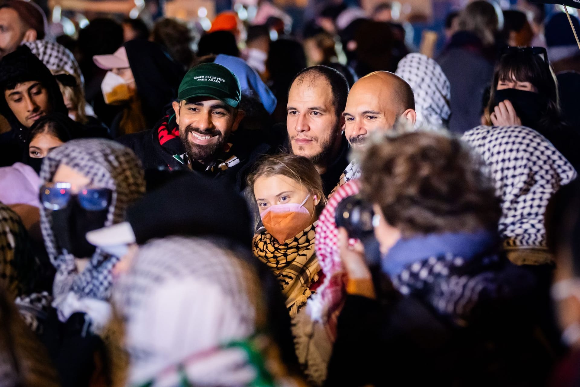 07.10.2024, Berlin: Greta Thunberg (M), schwedische Aktivistin, nimmt an einer propalästinensischen Kundgebung unter dem Motto «Solidarität mit Palästina» am Jahrestag des Hamas-Angriffs auf Israel am Südstern in Berlin-Kreuzberg teil.