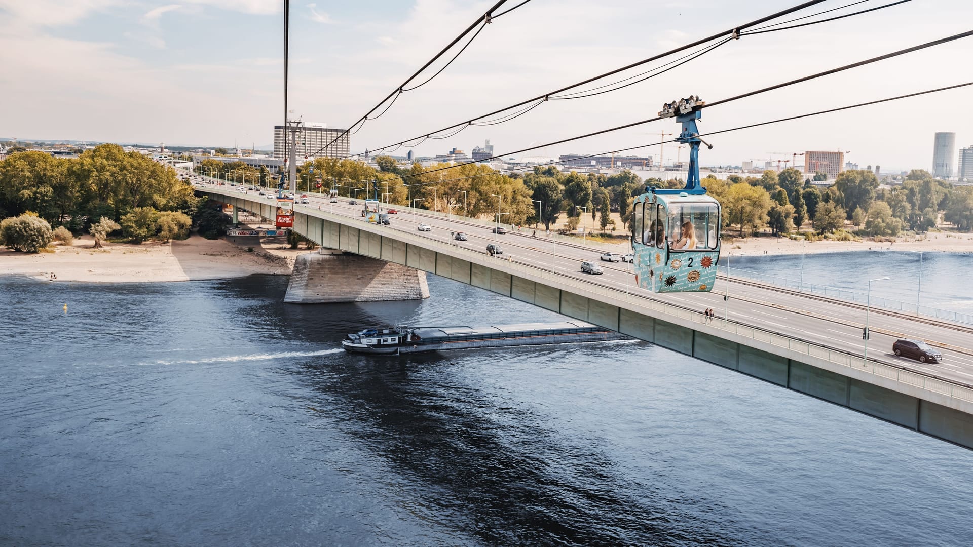 Eine Gondel der Seilbahn überquert den Rhein (Archivbild): Am Wochenende gibt es wieder eine besondere Fahrt in der Nacht.