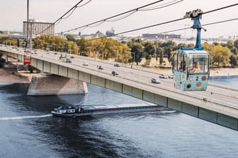 Eine Gondel der Seilbahn überquert den Rhein (Archivbild): Am Wochenende gibt es wieder eine besondere Fahrt in der Nacht.