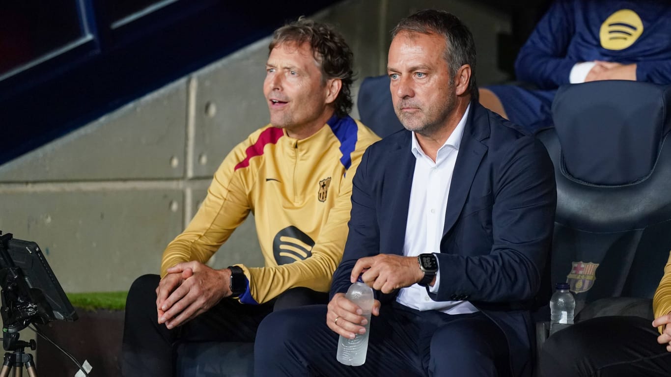 Marcus Sorg (l.) neben Cheftrainer Hansi Flick bei einem Spiel des FC Barcelona.