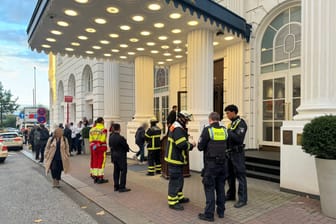 Einige Gäste verließen das Hotel.