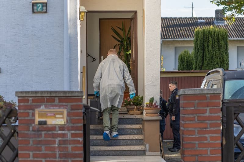 Spurensicherung und Polizei arbeiten an einem Wohnhaus in Rödermark (Landkreis Offenbach).