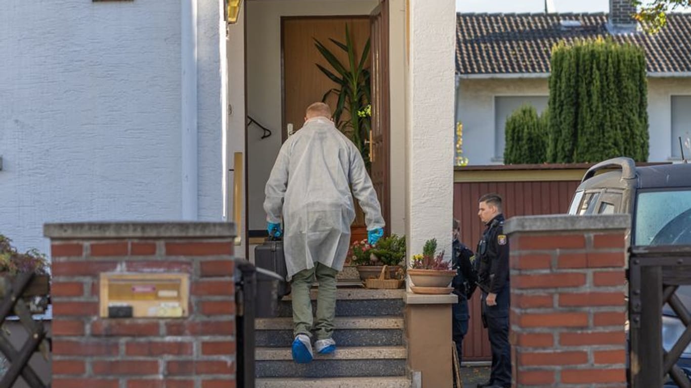 Spurensicherung und Polizei arbeiten an einem Wohnhaus in Rödermark (Landkreis Offenbach).