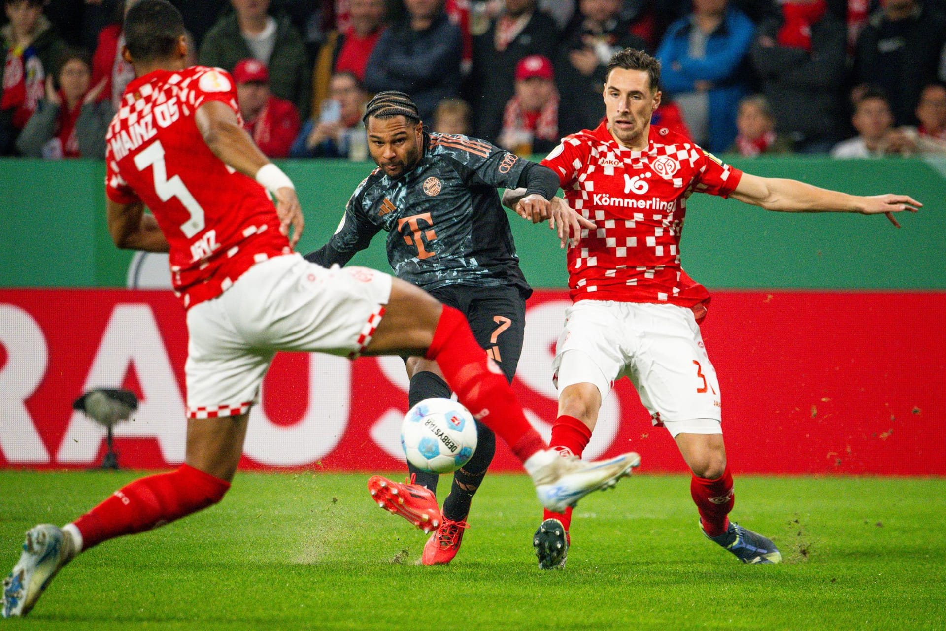 Serge Gnabry: Nach seiner Pause in Bochum zurück in der Anfangsformation. An der Entstehung des 1:0 mit seinem Pass auf Davies mitbeteiligt. Nach Sanés Schuss traf er aus kurzer Distanz nur den Pfosten und schoss den Nachschuss dann links vorbei (27.). In der zweiten Halbzeit kam nicht mehr viel von ihm. Unglücklicher Auftritt. Note 4