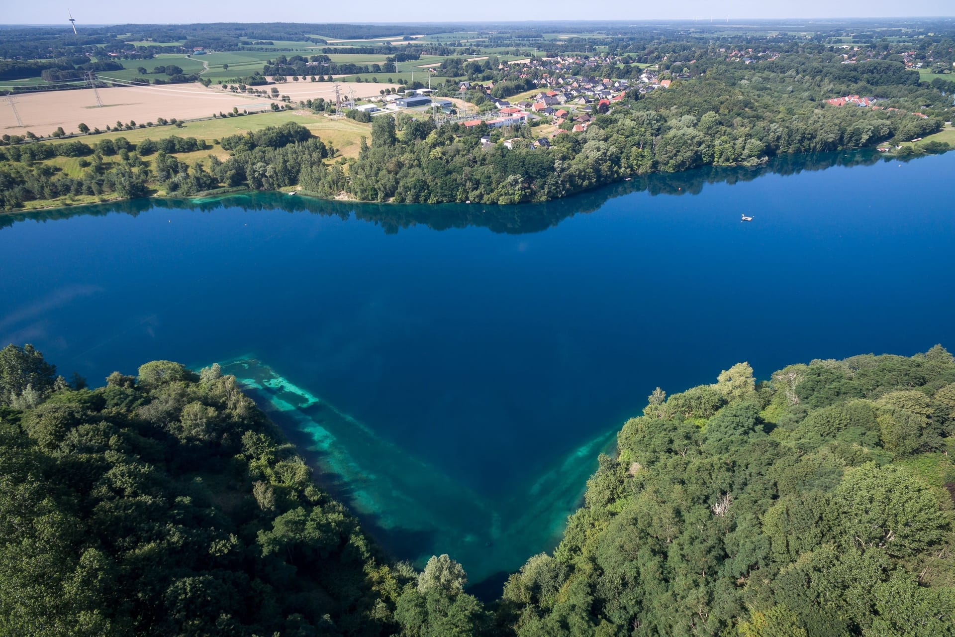 Der Kreidesee, aufgenommen mit einer Drohne.