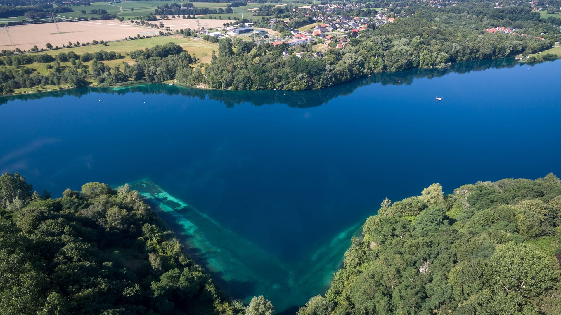 Der Kreidesee, aufgenommen mit einer Drohne.