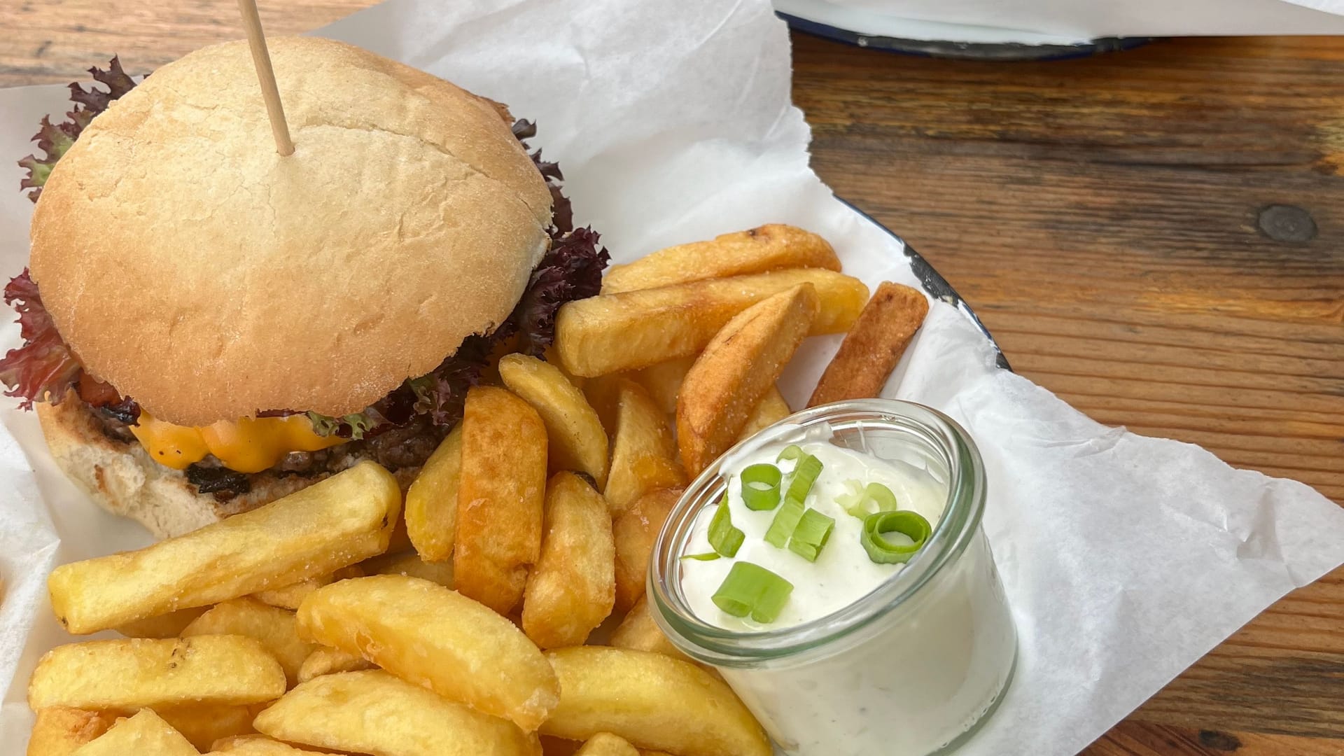 Ein Burger in dem beliebten Restaurant (Archivbild): Bei Google kommt es auf 4,6 von 5 möglichen Sternen.