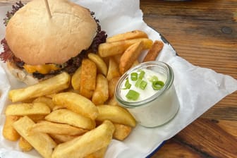 Ein Burger in dem beliebten Restaurant (Archivbild): Bei Google kommt es auf 4,6 von 5 möglichen Sternen.