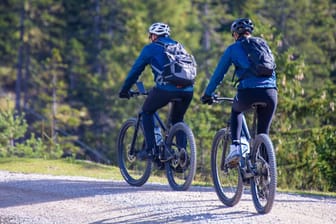 Radtour durch die Alpen: Viele Naturschützer wollen die Touristenströme besser regulieren.