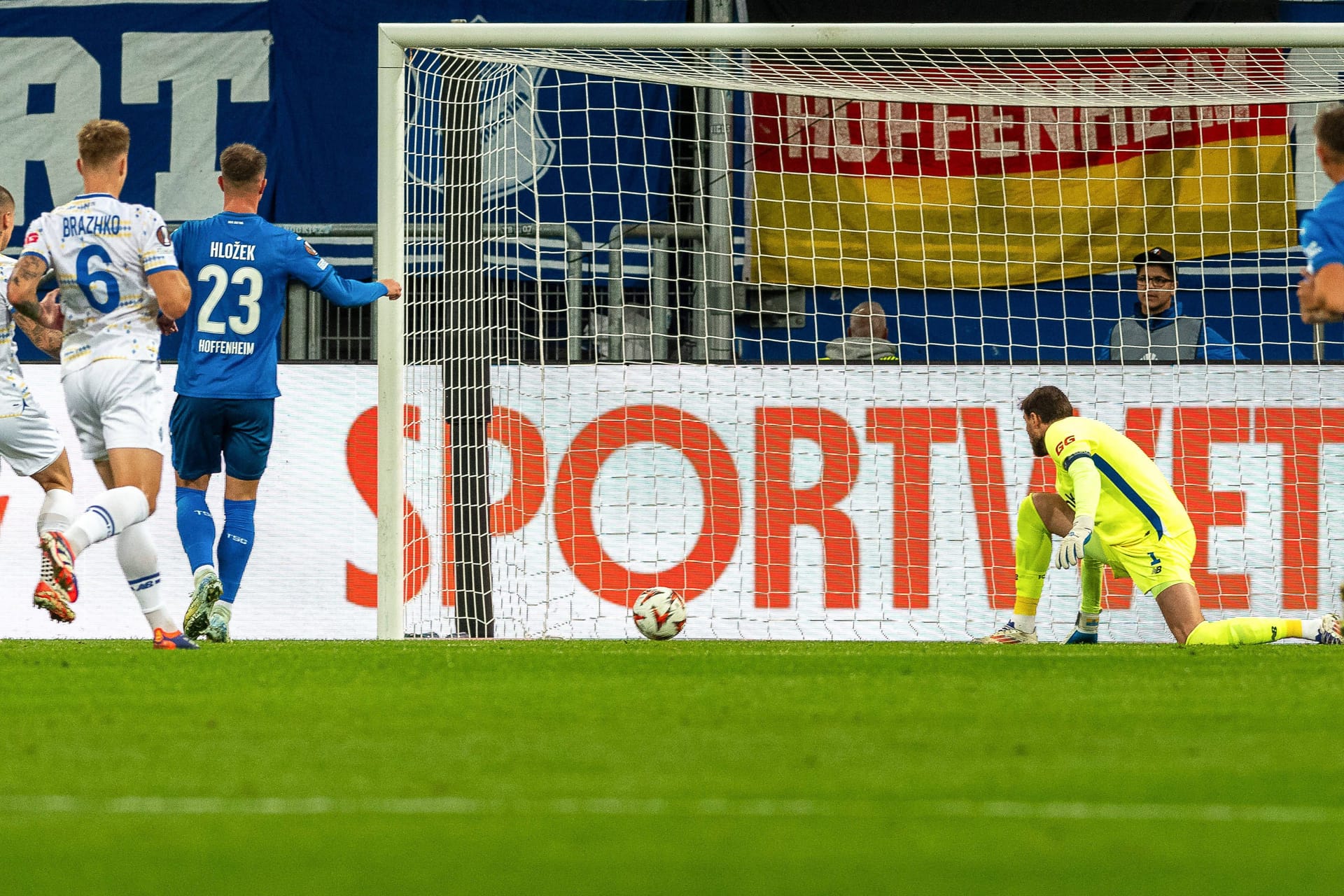 Das 1:0: Hoffenheims Hložek trifft gegen Kiew.