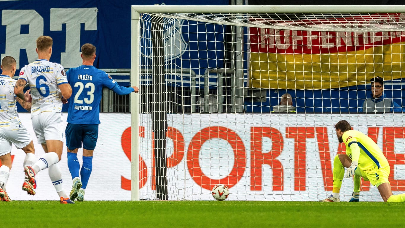 Das 1:0: Hoffenheims Hložek trifft gegen Kiew.