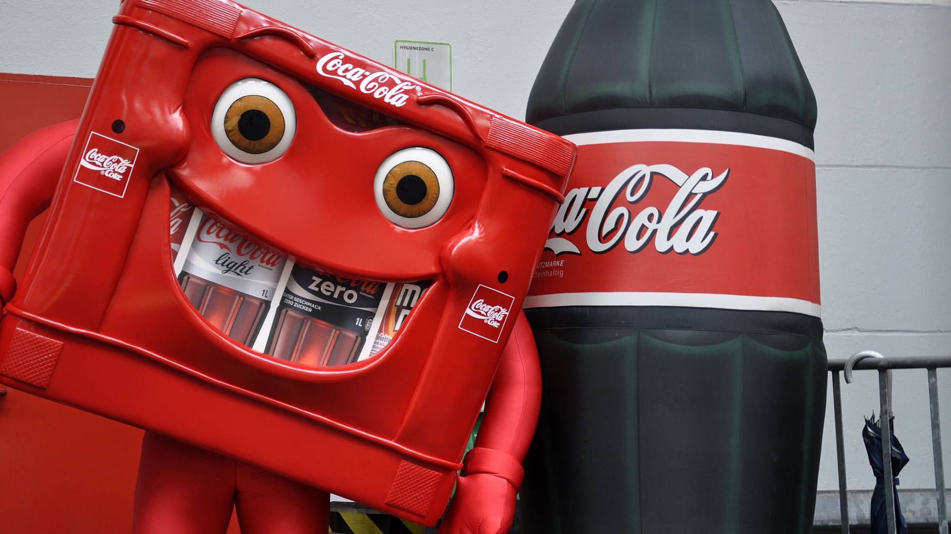 Coca-Cola-Maskottchen auf dem Betriebsgelände in Hohenschönhausen (Archivbild): Die Zeit des Lachens ist vorbei.