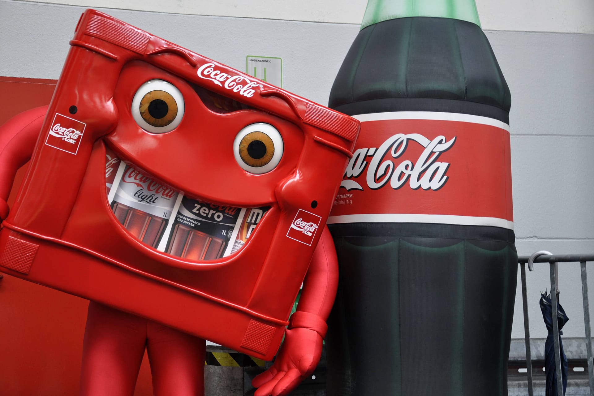 Coca-Cola-Maskottchen auf dem Betriebsgelände in Hohenschönhausen (Archivbild): Die Zeit des Lachens ist vorbei.