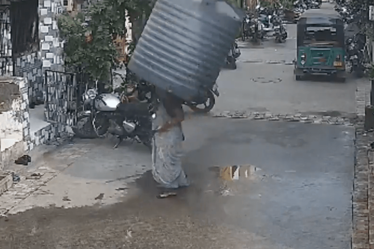 Ein Wassertank krachte auf eine vorbeilaufende Frau.