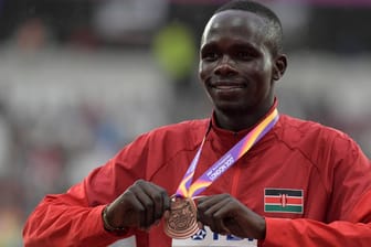 Kipyegon Bett mit seiner WM-Bronzemedaille: Er wurde nur 26 Jahre alt.