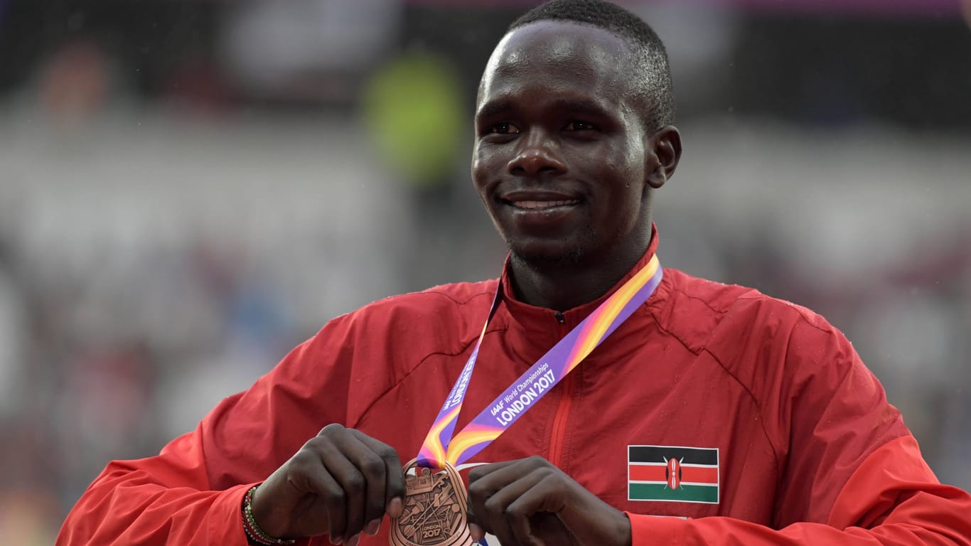 Kipyegon Bett mit seiner WM-Bronzemedaille: Er wurde nur 26 Jahre alt.