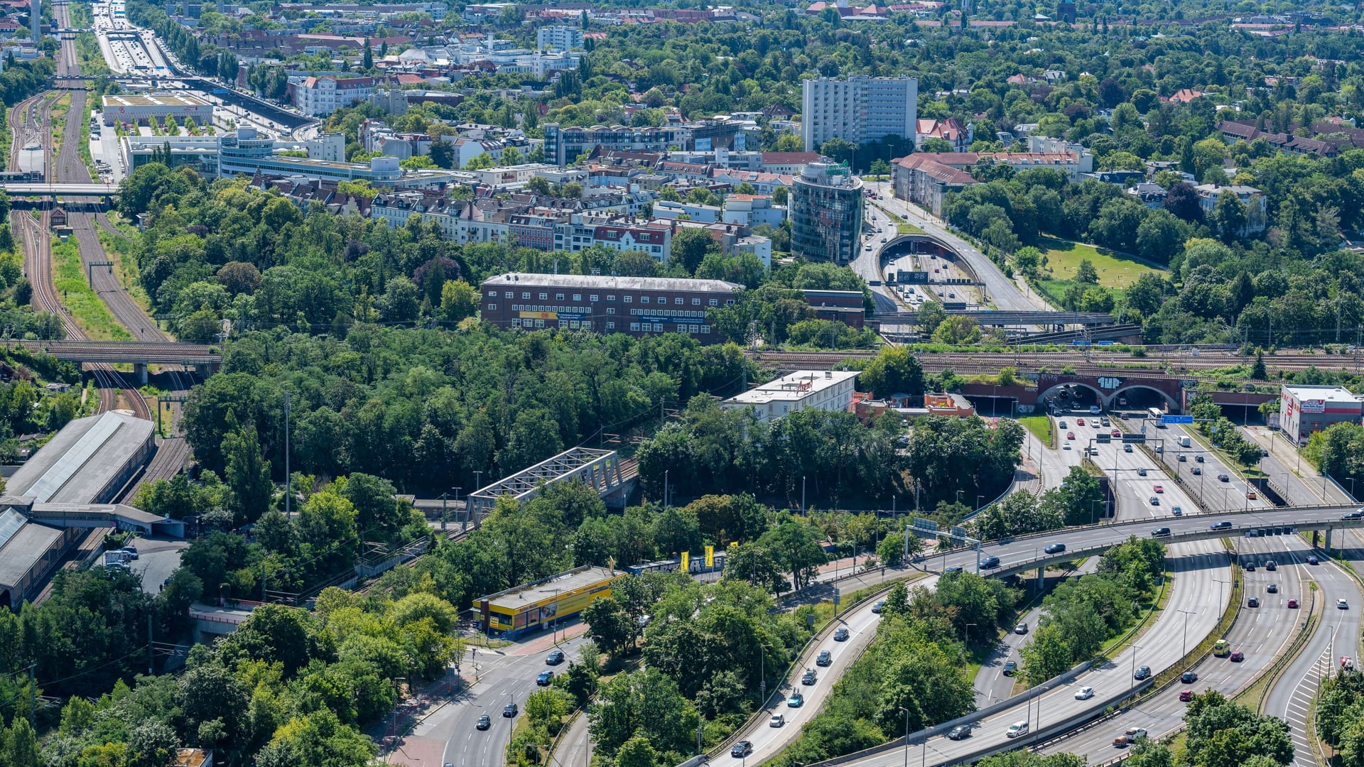 Autobahn in Berlin (Symbolbild): Die A115 ist bereits seit 2017 sanierungsbedürftig.