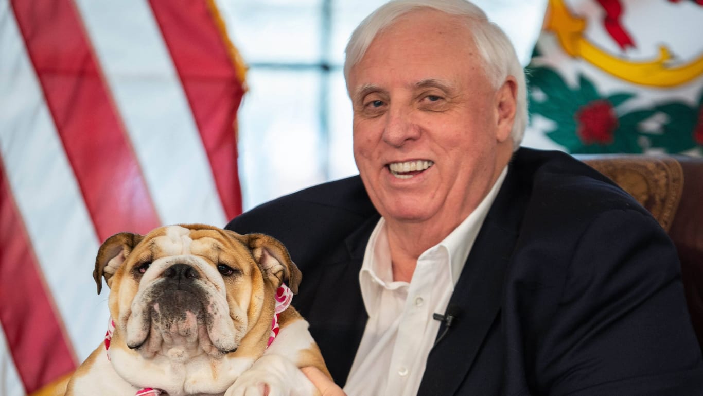 Jim Justice und Babydog: Der Gouverneur plant bereits fest mit seinem Einzug in den Senat.