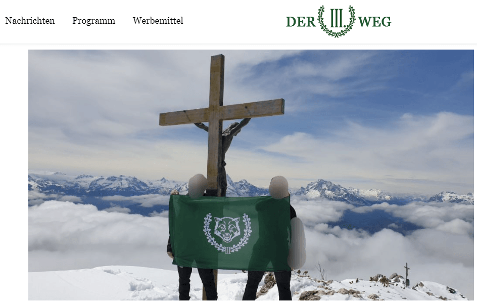 Der Gipfel: Schon an Himmelfahrt 2023 wanderte eine Gruppe des III. Wegs auf den Untersberg, zwei der Aktivisten posierten für das Foto.