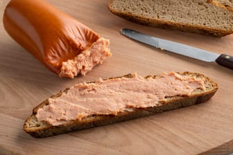 Ein Brot mit Teewurst: Vielen lieben ihren rauchigen Geschmack.