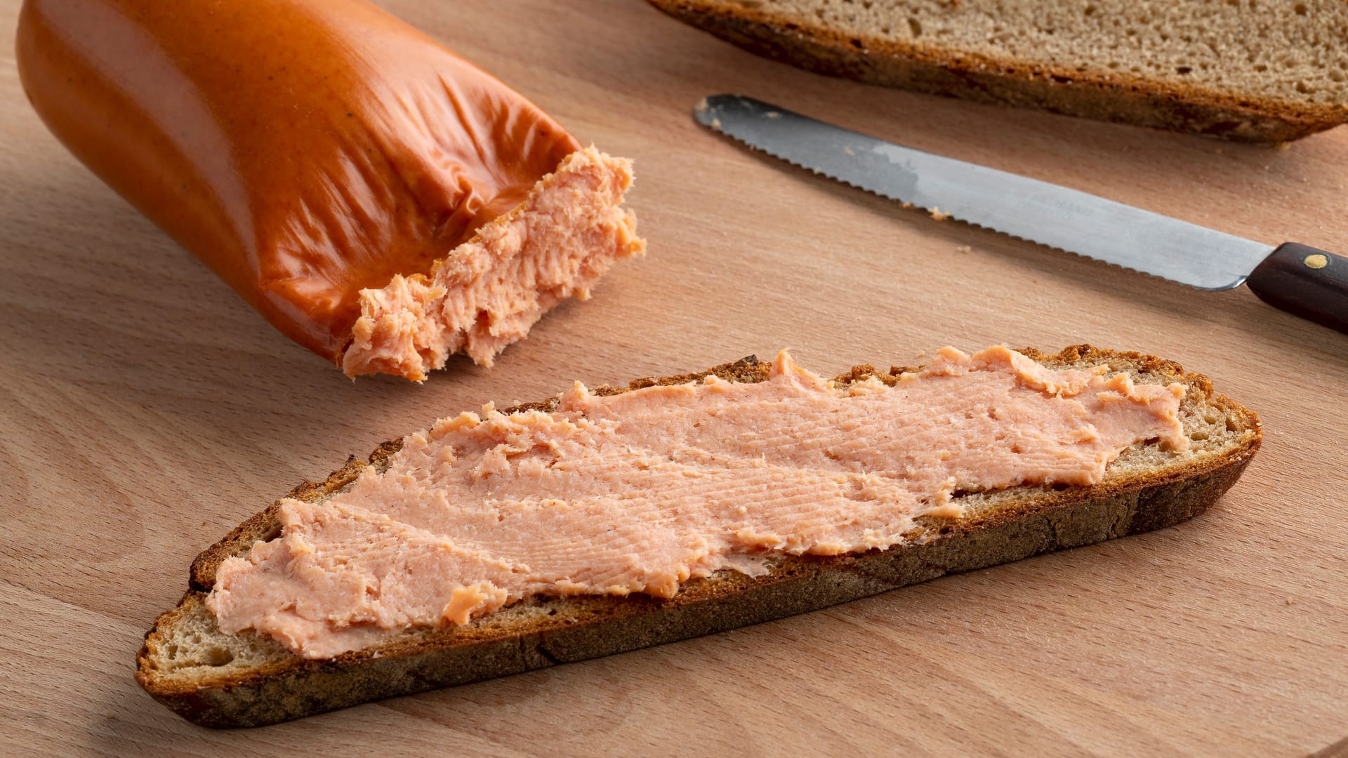 Ein Brot mit Teewurst: Vielen lieben ihren rauchigen Geschmack.