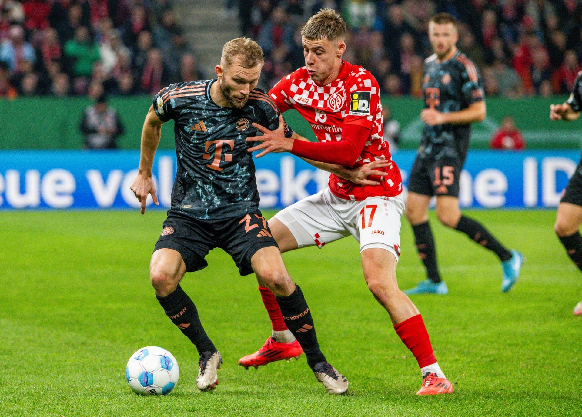 Konrad Laimer: Blieb als Rechtsverteidiger in der Startelf. Lief die Gegner sehr aggressiv und weit vorne im Pressing an. Nervte die Mainzer damit erfolgreich. Bereitete das 4:0 vor. Rückte in der Schlussphase für Dier in die Abwehrmitte. Note 2