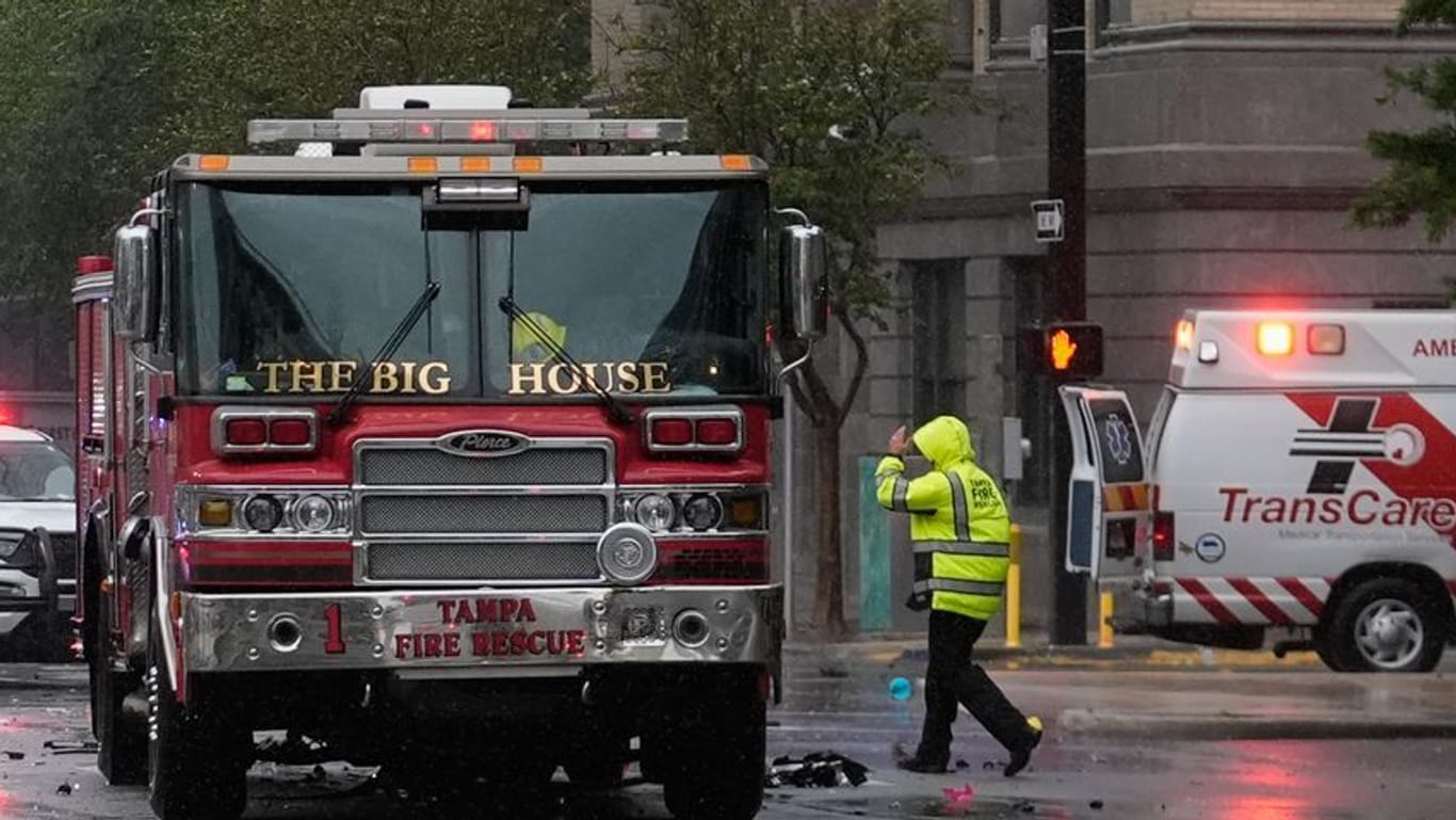 Ein Feuerwehreinsatz in Tampa/Florida. Es wird mit weiteren heftigen Regenfällen gerechnet.