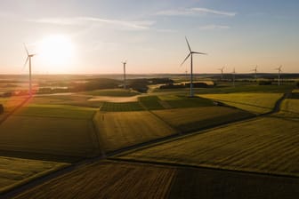 Windräder im Sonnenaufgang