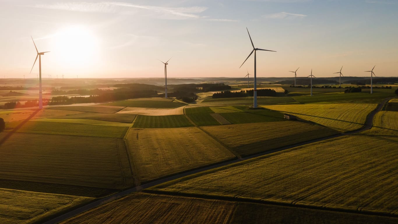 Windräder im Sonnenaufgang