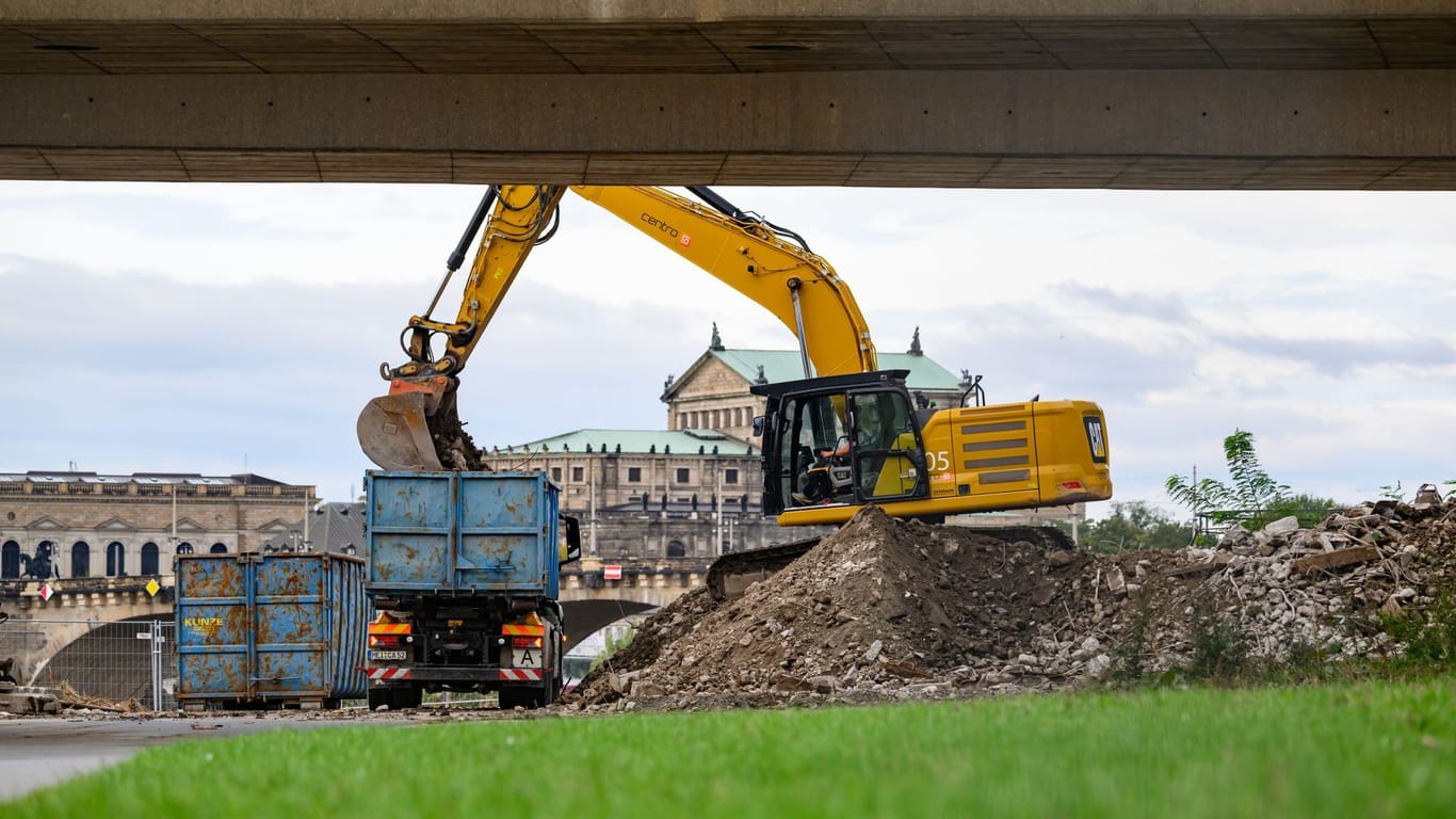 Erste Abbrucharbeiten haben bereits am Dienstag begonnen.