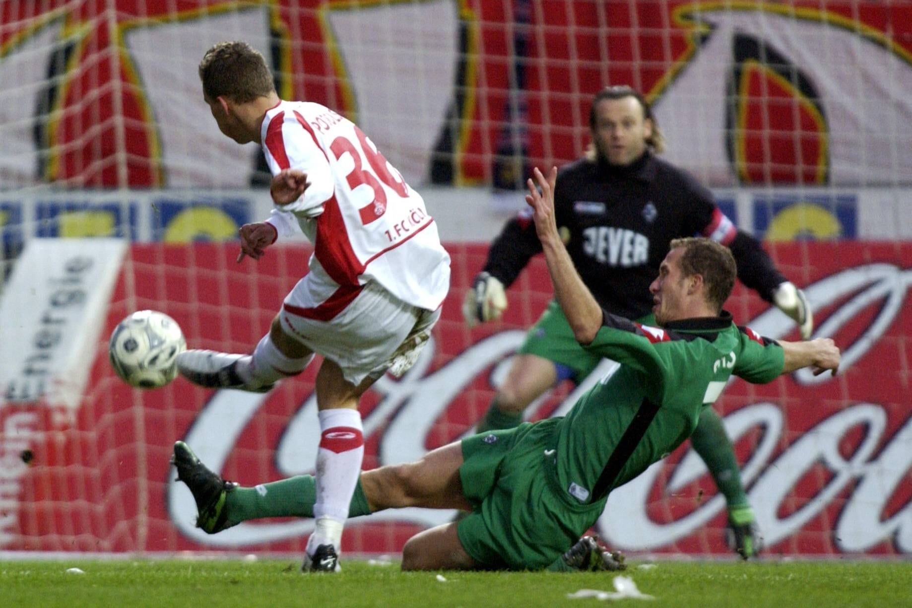 Am 31. Januar 2004 wird Podolski zum FC-Helden: Erst ist das Eröffnungsspiel des neu gebauten Rheinenergiestadions – gegen Borussia Mönchengladbach. Podolski gelingt das Siegtor zum 1:0.