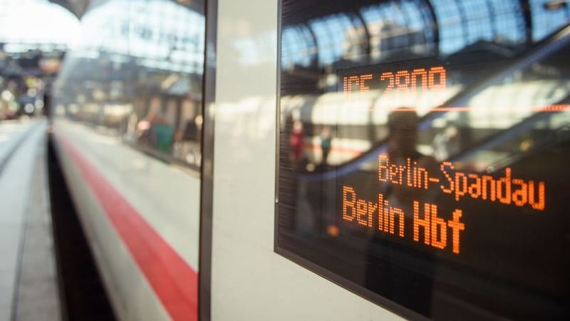 Eine digitale Anzeige an einem Bahnwaggon eines ICE der Deutschen Bahn zeigt das Fahrtziel Berlin Hauptbahnhof an.