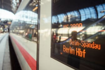 Eine digitale Anzeige an einem Bahnwaggon eines ICE der Deutschen Bahn zeigt das Fahrtziel Berlin Hauptbahnhof an.