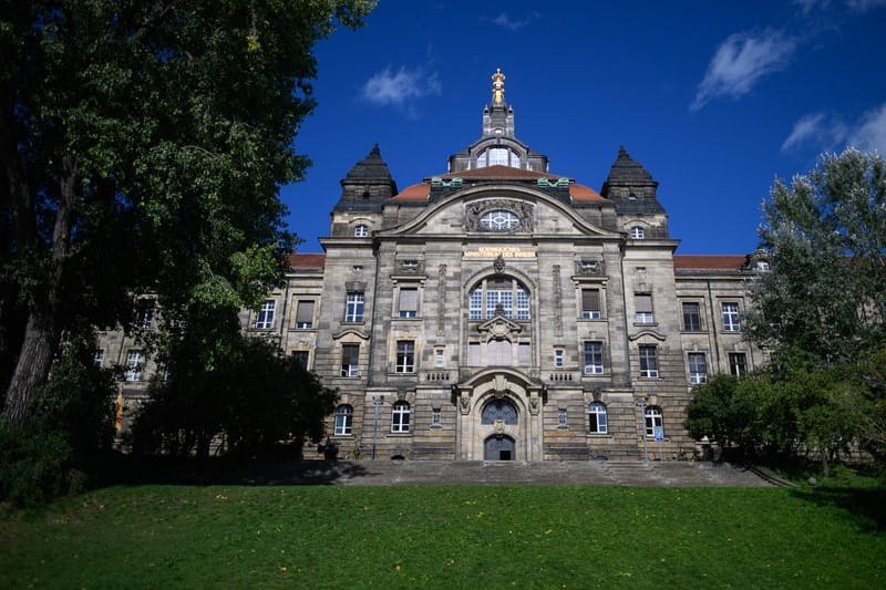 Blick auf die Sächsische Staatskanzlei. Nach einem ersten Treffen zu dritt haben CDU, das Bündnis Sahra Wagenknecht (BSW) und die SPD als potenzielle Partner einer neuen Koalition in Sachsen weitere Gespräche vereinbart