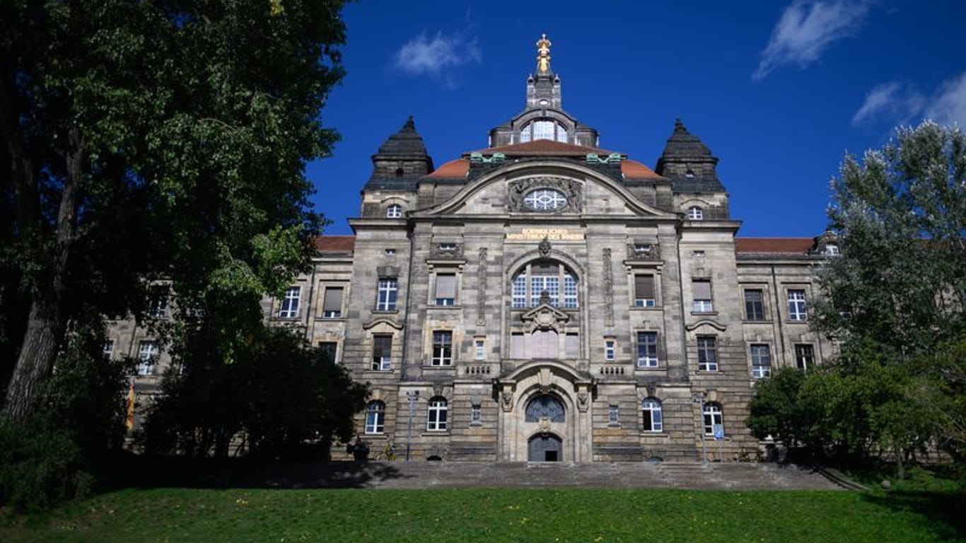 Blick auf die Sächsische Staatskanzlei. Nach einem ersten Treffen zu dritt haben CDU, das Bündnis Sahra Wagenknecht (BSW) und die SPD als potenzielle Partner einer neuen Koalition in Sachsen weitere Gespräche vereinbart