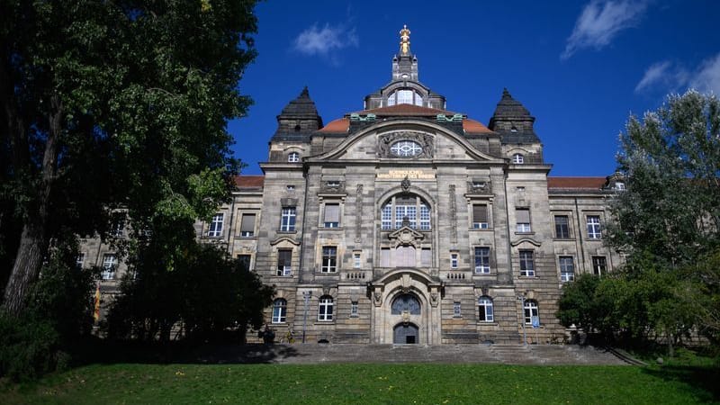 Blick auf die Sächsische Staatskanzlei. Nach einem ersten Treffen zu dritt haben CDU, das Bündnis Sahra Wagenknecht (BSW) und die SPD als potenzielle Partner einer neuen Koalition in Sachsen weitere Gespräche vereinbart