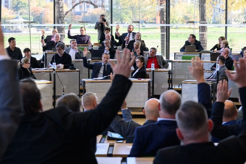 Abstimmung im Sächsischen Landtag zu einem Corona-Untersuchungsausschuss: Das Verhalten des BSW hatte die SPD empört.