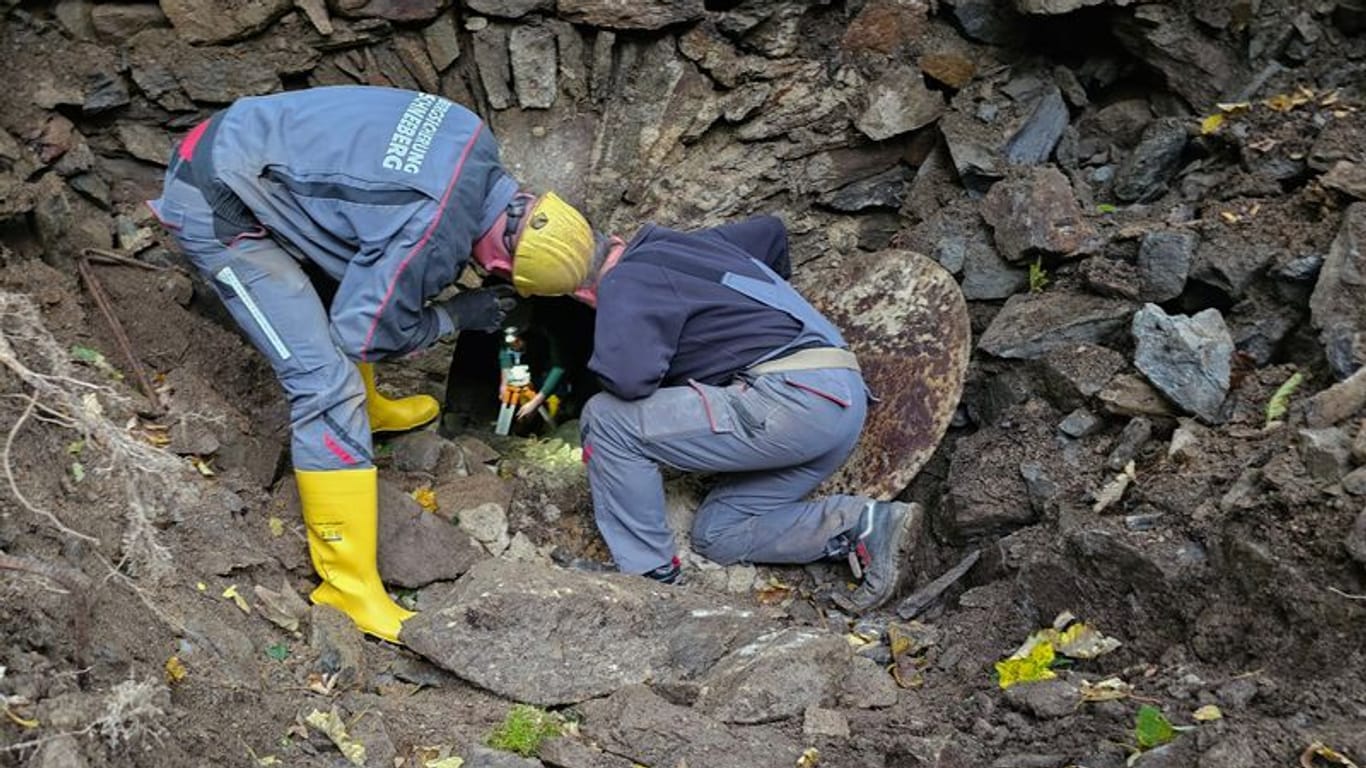 Mitarbeiter einer Firma zur Bergsicherung: Im Tunnelsystem wird seit Tagen ein 34 Jahre alter Mann vermisst.