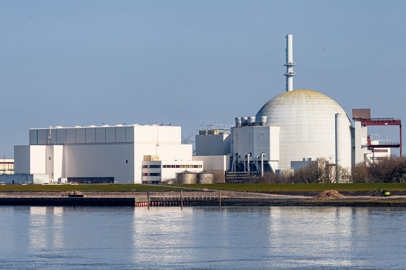 Blick von der Elbe auf das abgeschaltete Atomkraftwerk Brokdorf (Archivbild): Eine Genehmigung zum Rückbau liegt vor.