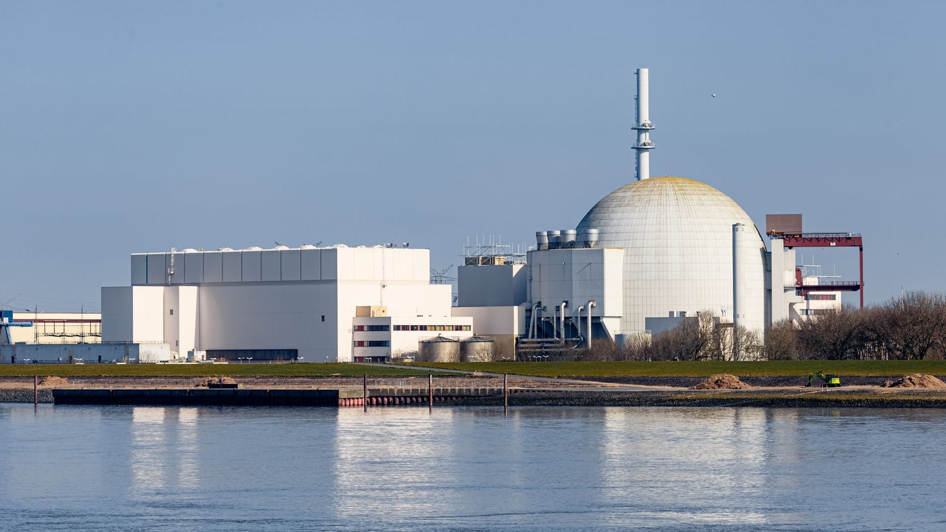 Blick von der Elbe auf das abgeschaltete Atomkraftwerk Brokdorf (Archivbild): Eine Genehmigung zum Rückbau liegt vor.